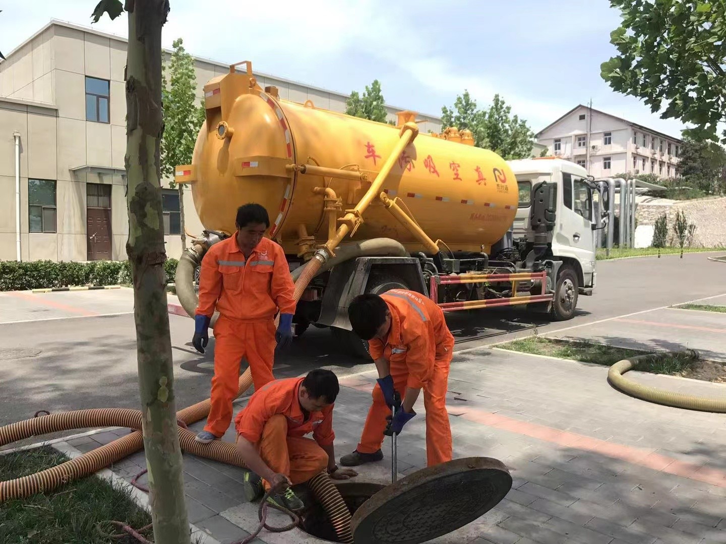 巨野管道疏通车停在窨井附近